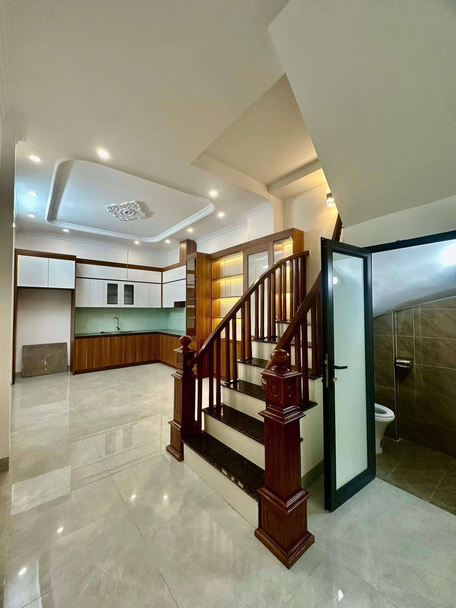 BÁN NHÀ  MẶT PHỐ KIM MÃ _ THANG MÁY _ 3 Ô TÔ ĐỖ CỬA _ NHỈNH 10 TỶ